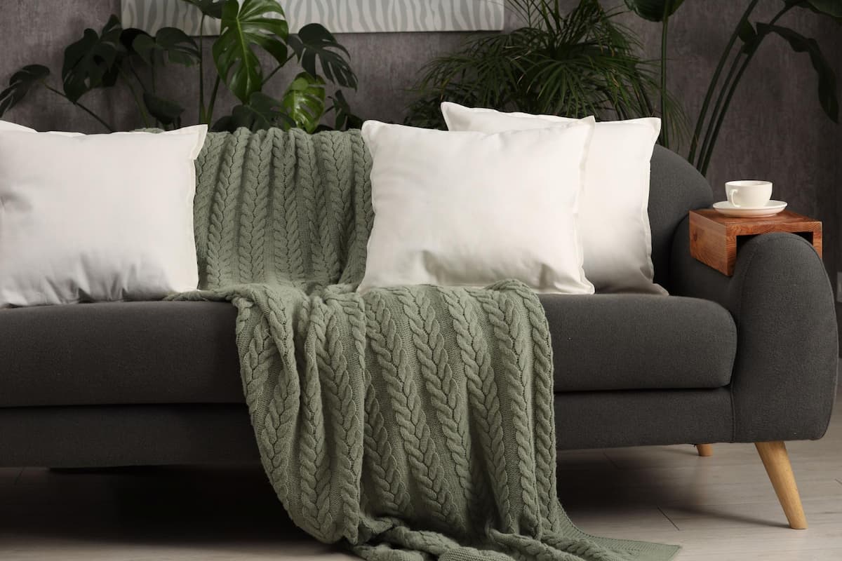 manta decorativa no sofa