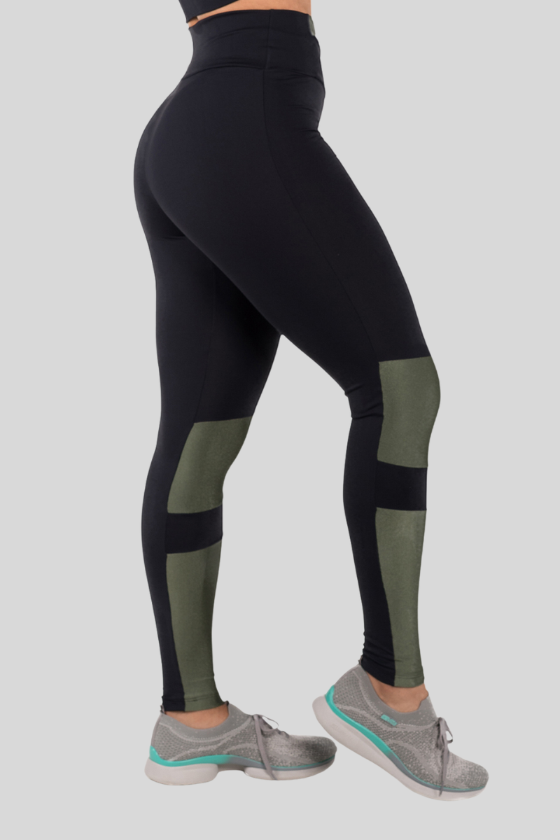 04 calca legging fitness poliamida com recortes em metalic