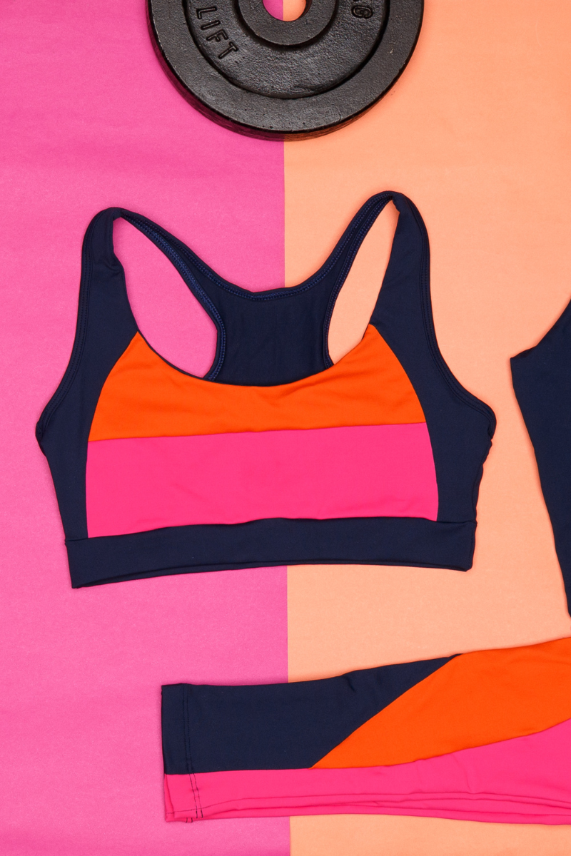 01 top fitness poliamida azul marinho com recortes rosa e laranja