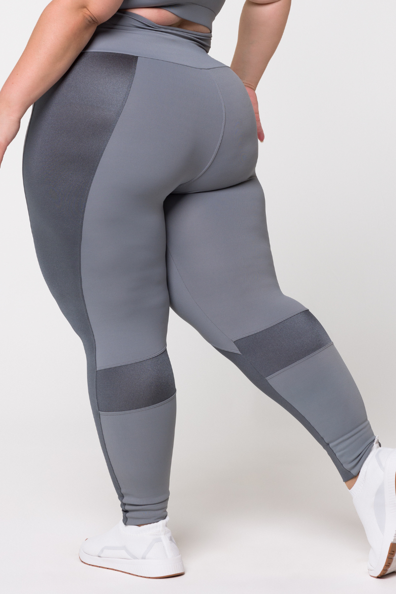 01 calca legging poliamida pluz size cinza com recortes metalic
