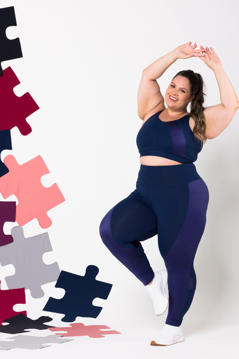 01 calca legging poliamida pluz size azul marinho com recortes metalic