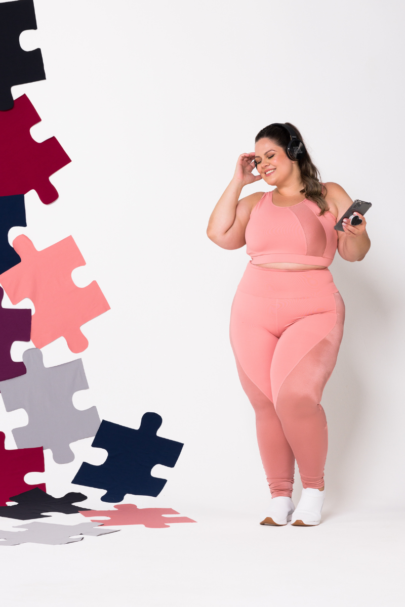 02 calca legging poliamida pluz size rosa claro com recortes metalic