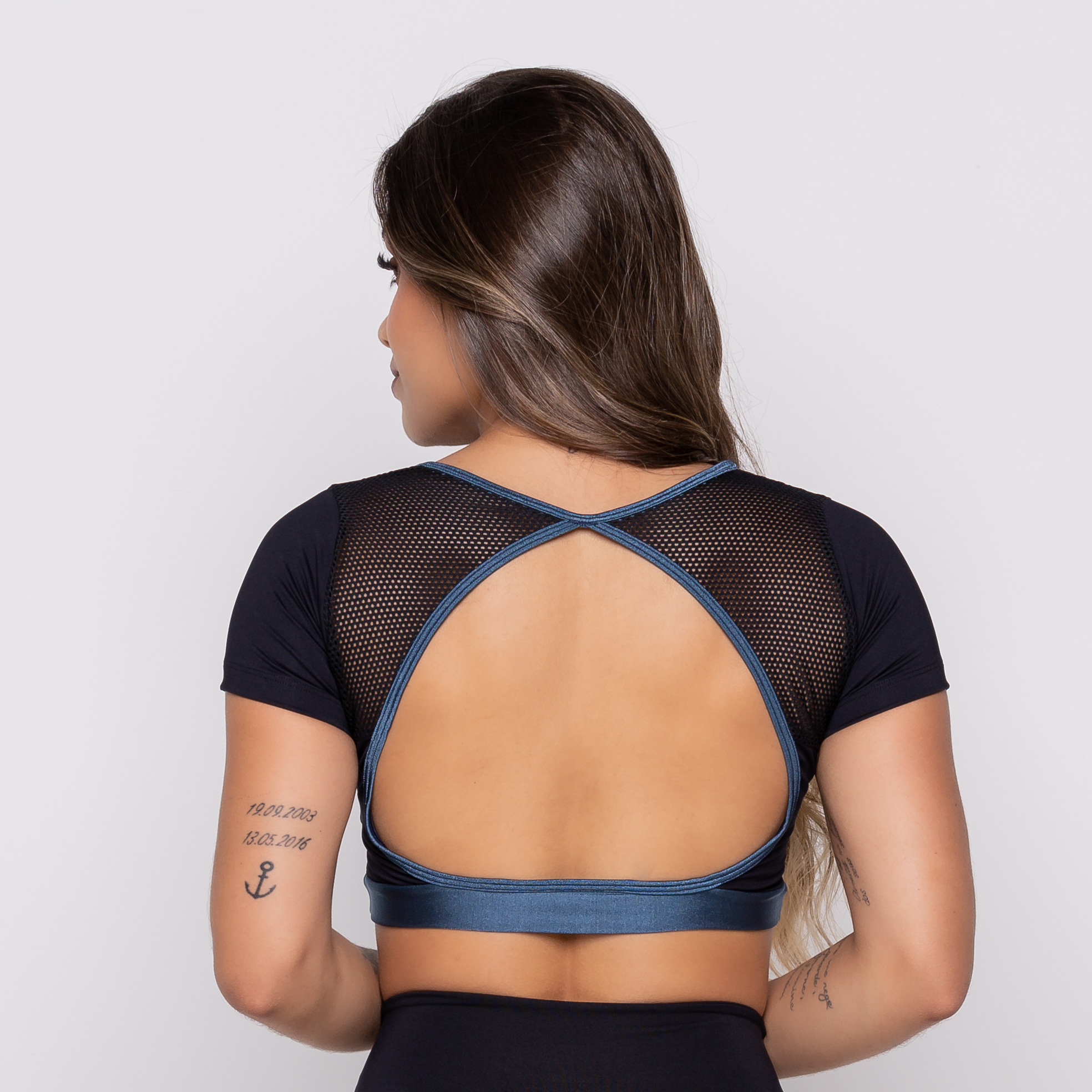 03 cropped fitness poliamida preto e azul com tela
