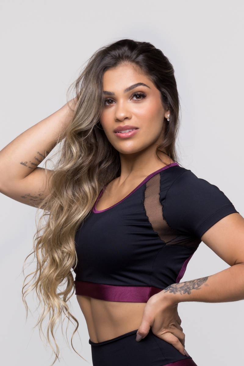 03 cropped fitness poliamida preto e malbec com tela