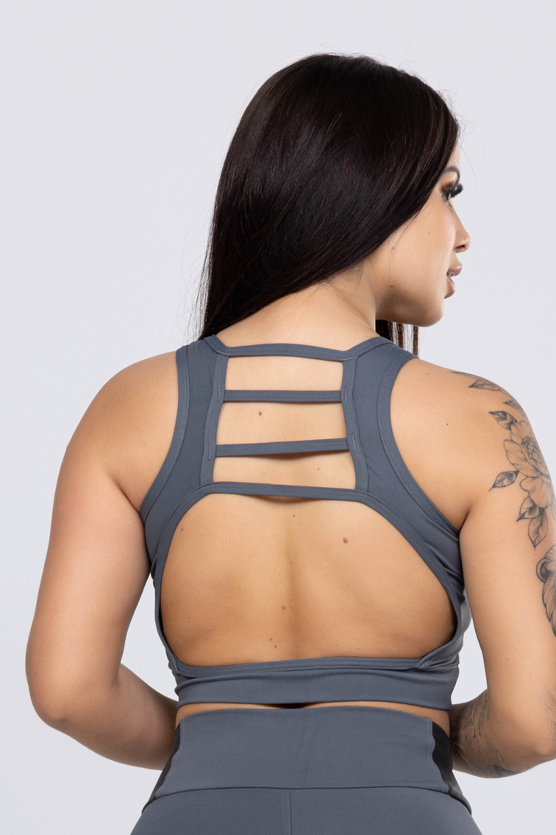 07 top fitness poliamida com recortes e detalhes nas costas cinza