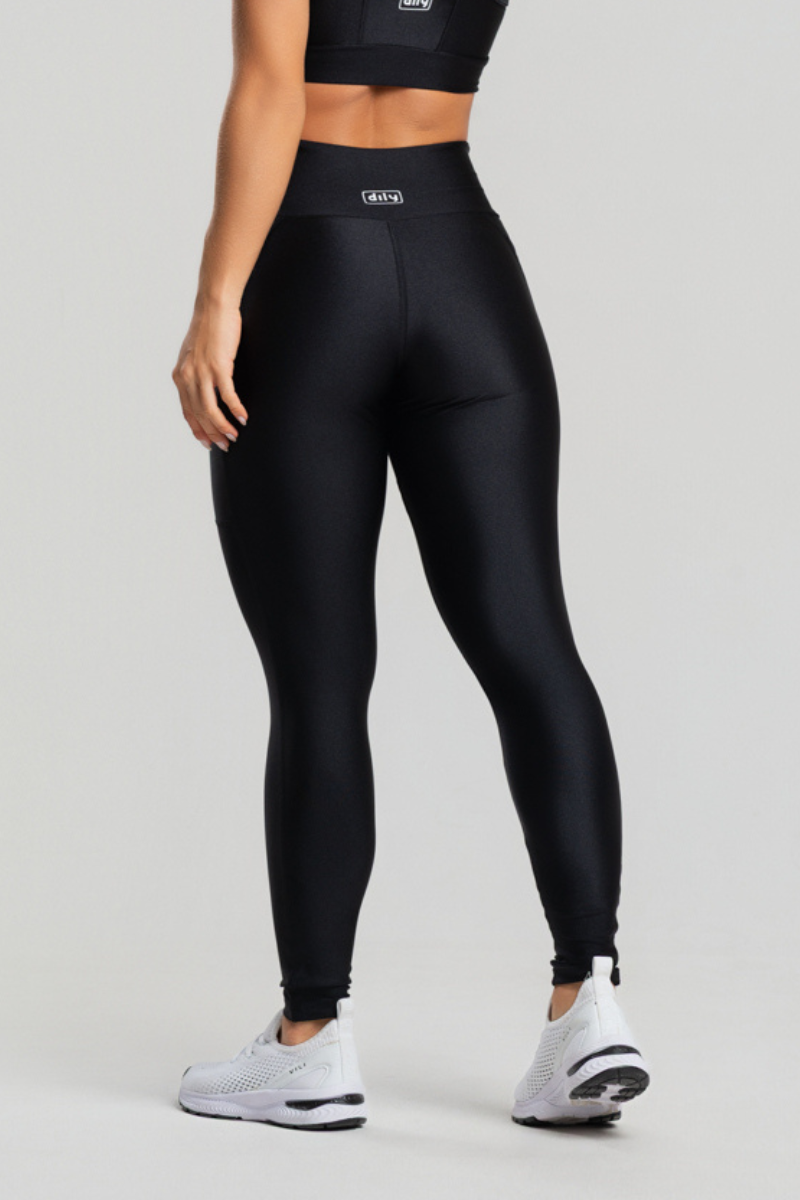 05 calca legging fitness poliamida metalic com bolsos preta