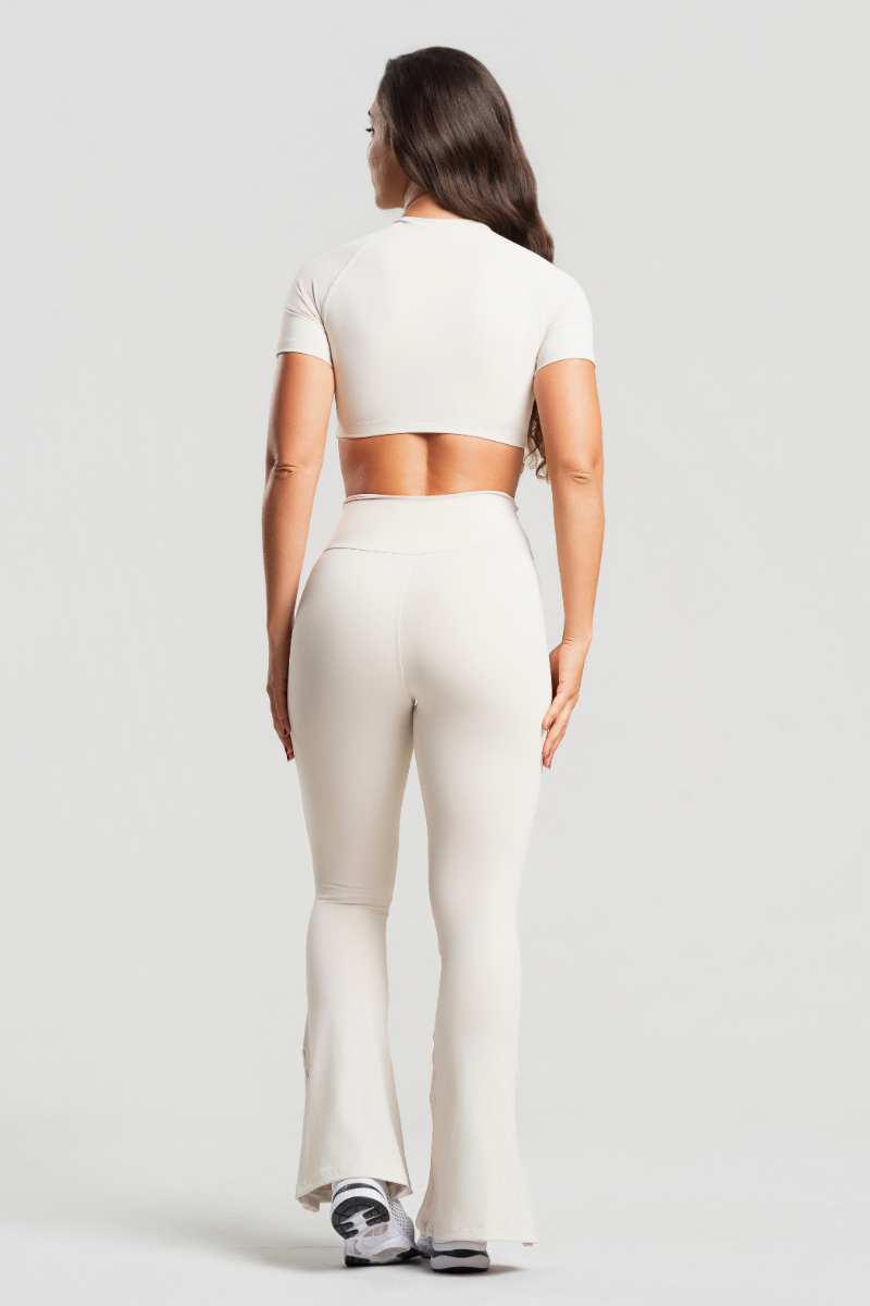 01 conjunto feminino fitness poliamida calca flare e cropped manga curta off white