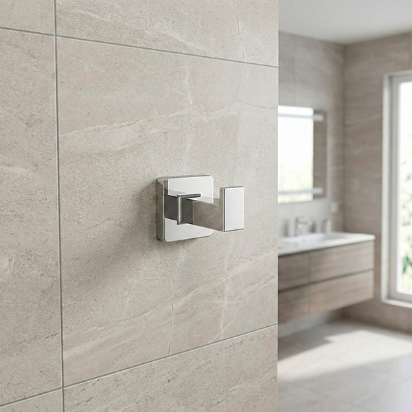 Detalhe do cabide toalha cromado em parede revestida