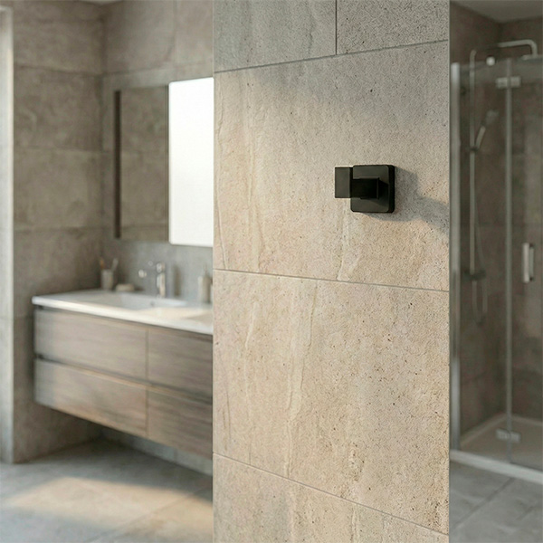 Cabide Omega Ônix instalado em ambiente de banheiro