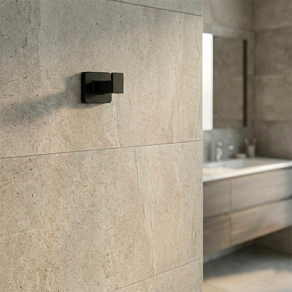 Detalhe do cabide Omega Ônix em parede revestida