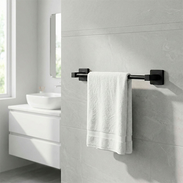 Porta toalha rosto Omega Premium Preto Fosco instalado em banheiro