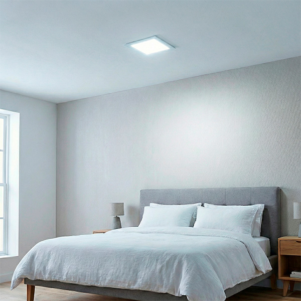 Plafon LED 18W embutir quadrado instalado em ambiente interno