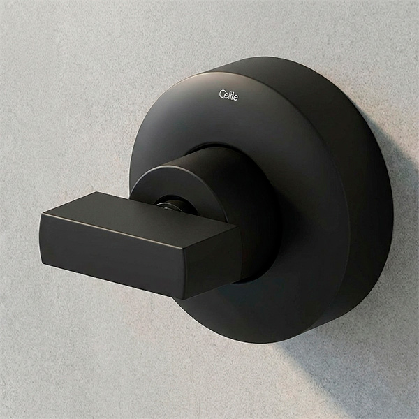 Acabamento de registro Celite Flow Preto Fosco para base Docol instalado em banheiro