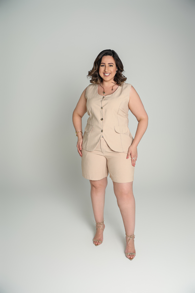 Conjunto Alfaiataria Colete Botões Bolso lapela e Shorts Bege, image size:800x1200