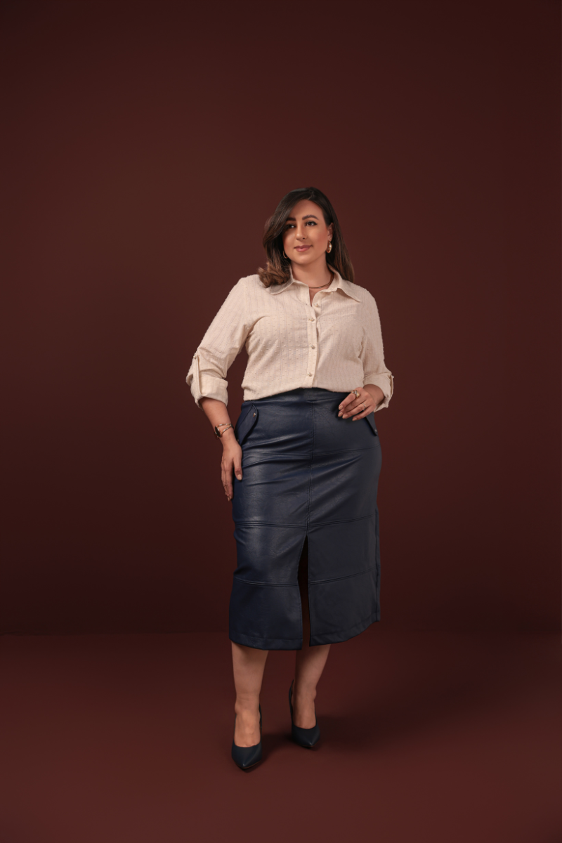 01 saia midi couro sin com elastano fenda dianteira detalhe lapela elastico no cos preto