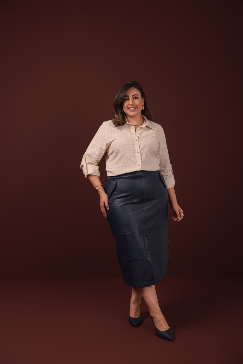 02 saia midi couro sin com elastano fenda dianteira detalhe lapela elastico no cos preto