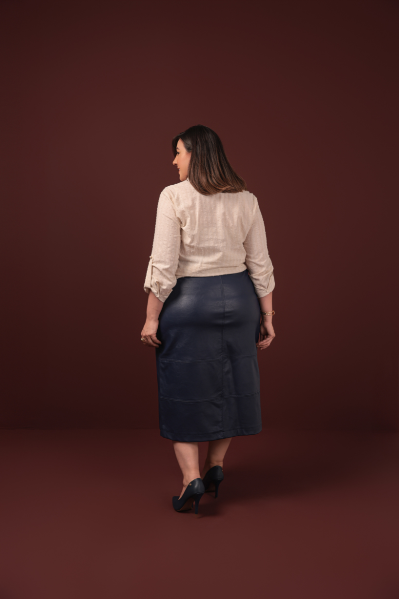 03 saia midi couro sin com elastano fenda dianteira detalhe lapela elastico no cos preto