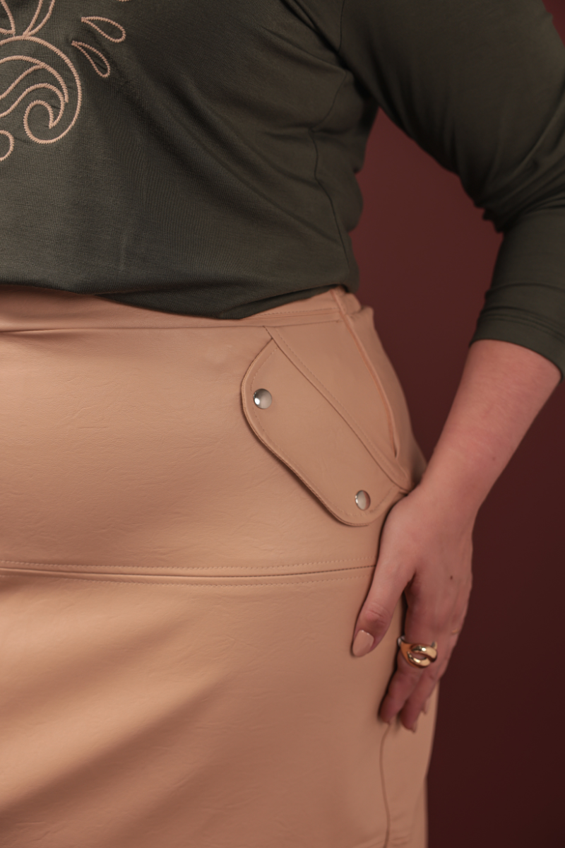 01 saia midi couro sin com elastano fenda dianteira detalhe lapela elastico no cos bege escuro
