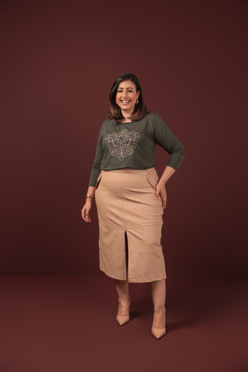 02 saia midi couro sin com elastano fenda dianteira detalhe lapela elastico no cos bege escuro