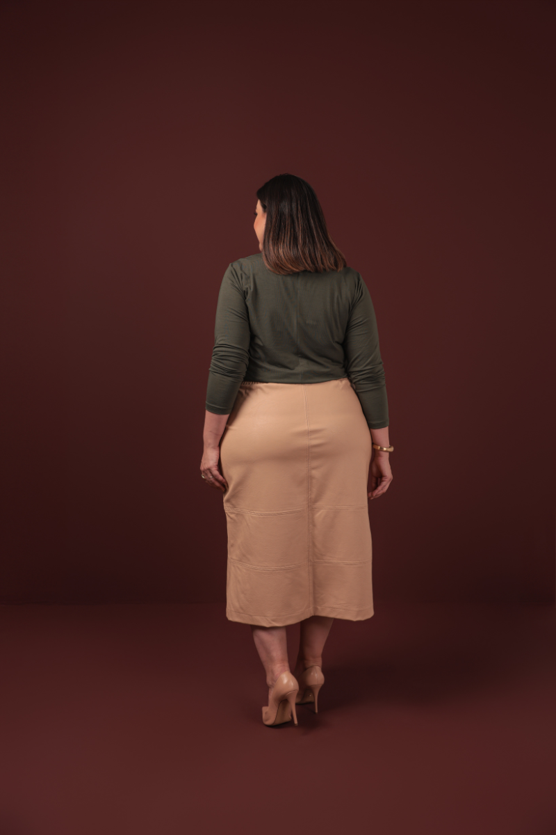 03 saia midi couro sin com elastano fenda dianteira detalhe lapela elastico no cos bege escuro