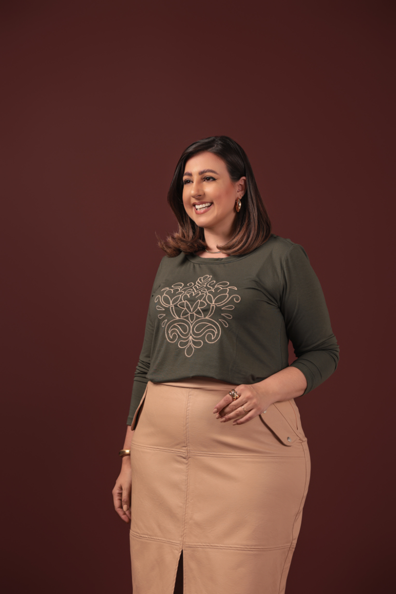 04 saia midi couro sin com elastano fenda dianteira detalhe lapela elastico no cos bege escuro